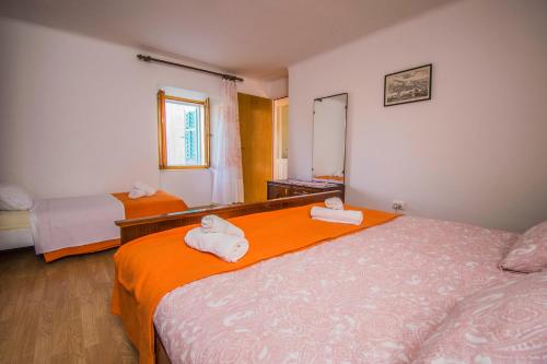 Ένα ή περισσότερα κρεβάτια σε δωμάτιο στο Apartment IN KLANICE Dobrinj, island Krk