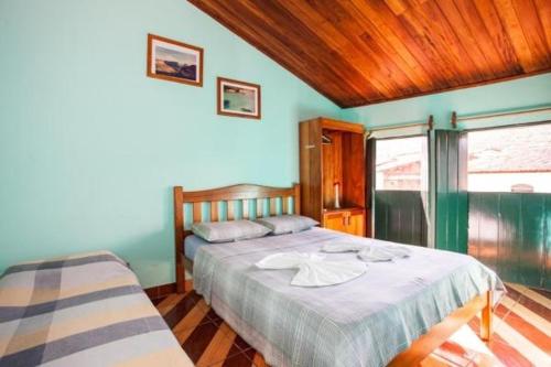 a bedroom with a bed and a window at Pousada Nossa Casa in Lençóis