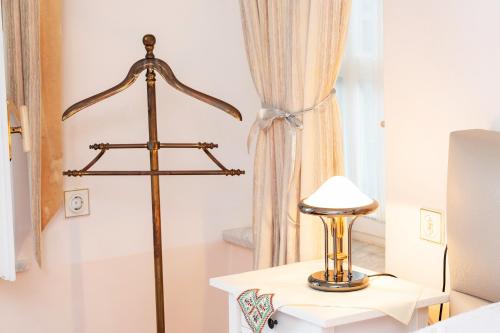 una lampada su un tavolo accanto a una tenda di Kefalonia Original Villas - Villa Alexander Beachfront a Fiskardho