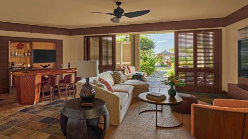 TV a/nebo společenská místnost v ubytování Four Seasons Resort Hualalai