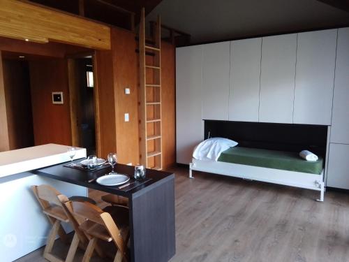 una habitación con una cama, una mesa y sillas en EDIFICIO VIVERo 3, en San Martín de los Andes