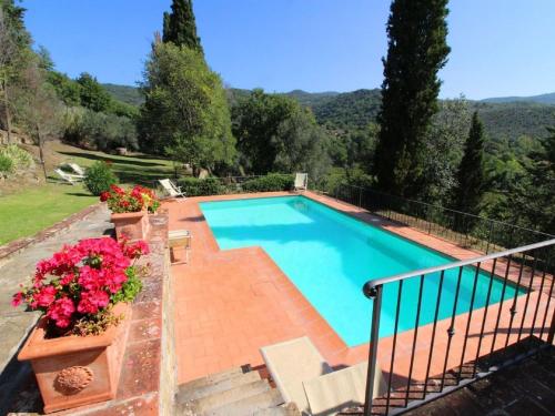 - un balcon avec une piscine fleurie dans l'établissement Belvilla by OYO Borgo Caprile, à Castiglion Fiorentino