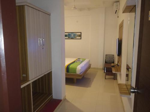 a bedroom with a bed in a room at Hotel Dhruv Palace Bangalore Jakkur in Bengaluru