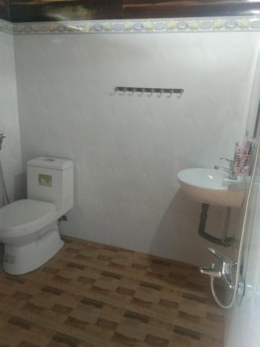 a bathroom with a toilet and a sink at FOREST BREATH ECO-LODGE in Tân Phú