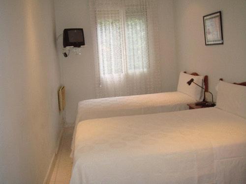 Säng eller sängar i ett rum på Hostal Villamañez