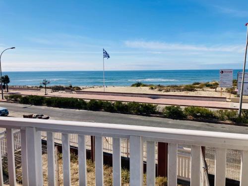 a balcony with a view of the beach and the ocean at Grand appartement 1ch vue Océan in Soulac-sur-Mer