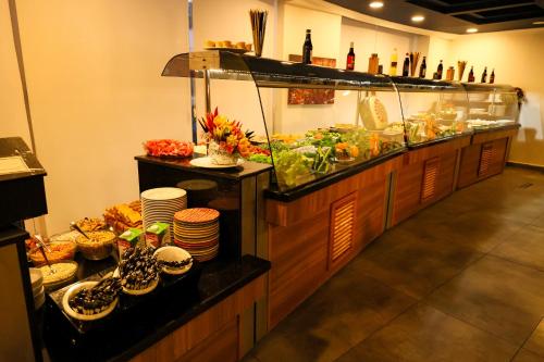 una fila a buffet in un ristorante con molto cibo di The Corner Park Hotel a Antalya (Adalia)