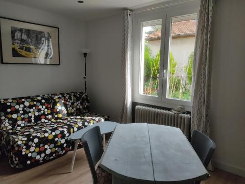 - un salon avec une table et un canapé dans l'établissement Belle dépendance, appartement cosy, tout confort, à Montpellier