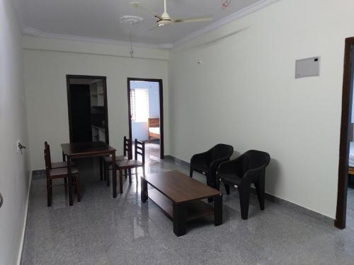 een eetkamer met stoelen en tafels en een plafond bij FEEL LIKE HOME near Cricket stadium in Visakhapatnam
