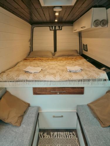 una cama en la parte trasera de un remolque en Geo Campers - Full time living camper rental in Kutaisi, Tbilisi, Batumi, Georgia, en Kutaisi