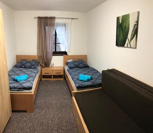 sypialnia z 2 łóżkami i oknem w obiekcie Park Penzion w mieście Malá Morávka