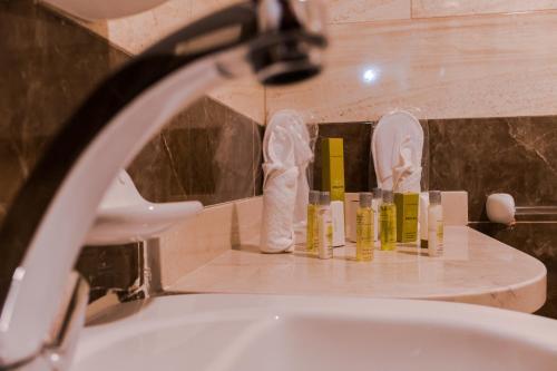 Ένα μπάνιο στο Gleem Luxury Apartments Elite