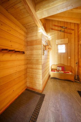 a room with a bed in a wooden cabin at Alpe d'Huez Houses - Les Balcons du Golf in L'Alpe-d'Huez