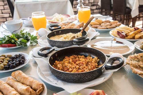a table topped with a buffet of food and drinks at Cebeci Grand Hotel in Trabzon