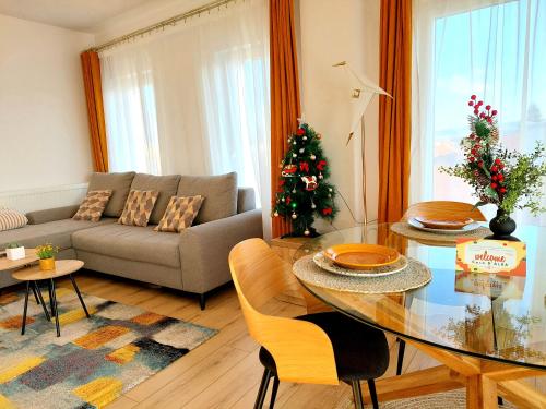 a living room with a couch and a table at Apartament Central "Casa D'Alba" in Alba Iulia