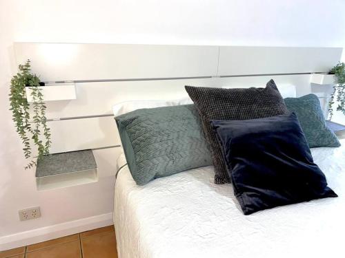 Katil atau katil-katil dalam bilik di Resort Queen Studio at Alex Beach Resort