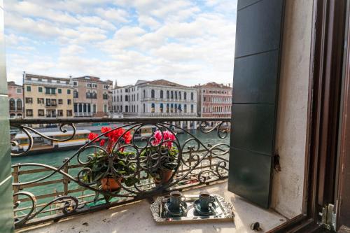 een balkon met een pot bloemen bij Rialto Grand Canal in Venetië