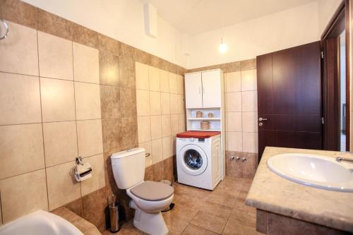 A bathroom at Meteora's Secret Garden House#2