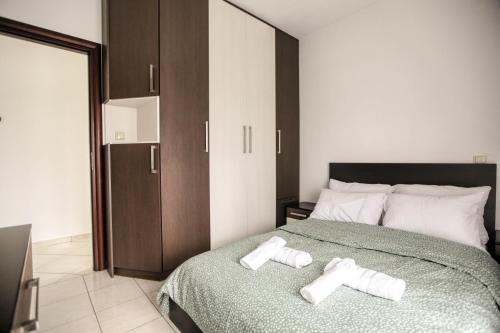 A bed or beds in a room at Meteora's Secret Garden House#2