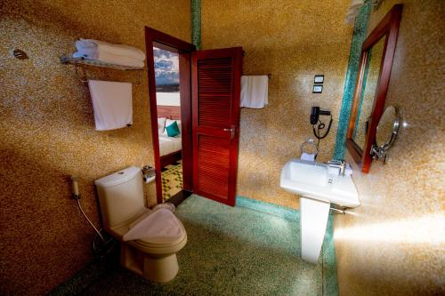 A bathroom at Sunbird Garden Resort