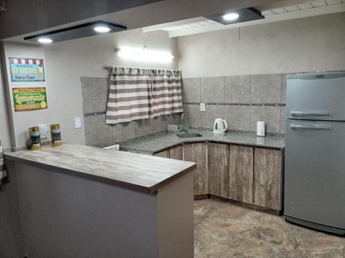 eine Küche mit einem Kühlschrank und einer Arbeitsplatte in der Unterkunft Cabañas Doña Irma in San Rafael