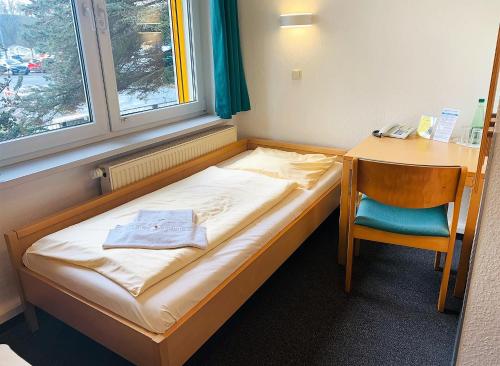A bed or beds in a room at Akademiehotel Jena