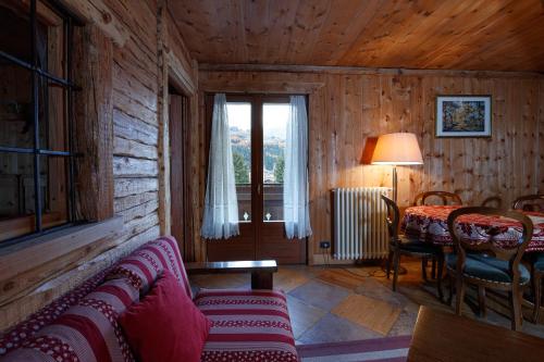 a living room with a couch and a table at Hotel Villa Rina in Bormio