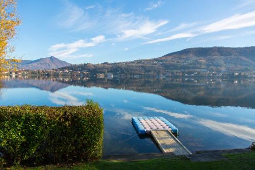 a bench sitting in the middle of a lake at Hotel Chalet del Lago in Avigliana