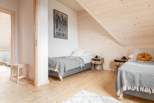 Postel nebo postele na pokoji v ubytování Rolniczówka - apartament na podhalańskiej wsi