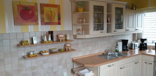 巴特哈爾茨堡的住宿－Villa Duli，厨房配有白色橱柜和水槽