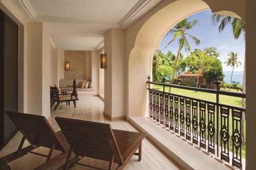 einen Balkon mit Stühlen und Meerblick in der Unterkunft Grand Hyatt Goa in Bambolim