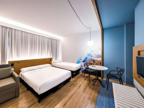 Un pat sau paturi într-o cameră la Hotel Euro Suíte Curitiba Batel By Nacional Inn