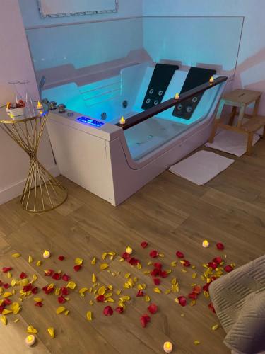 uma cama com flores no chão num quarto em L’appart[é] Gold em Besançon