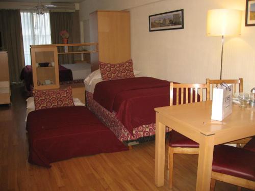 een hotelkamer met een bed en een tafel bij Apart San Diego Recoleta in Buenos Aires