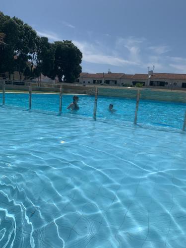 Kolam renang di atau dekat dengan REFÚGIO DOURADO