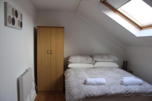 een slaapkamer met een bed met kussens erop bij 4 bed city centre flat in Liverpool