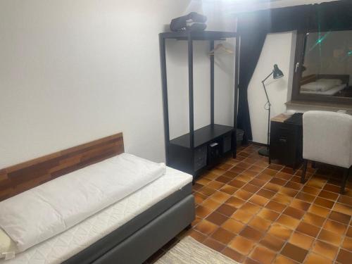 een kleine slaapkamer met een bed en een spiegel bij Einzigartige Unterkunft mit viel Extras in Kaiserslautern