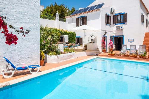 una villa con piscina e una casa di Villa Marrakech by Algarve Vacation a Carvoeiro