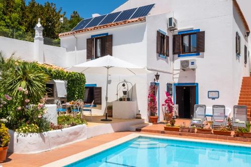 una villa con piscina e una casa di Villa Marrakech by Algarve Vacation a Carvoeiro