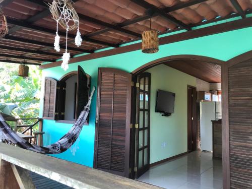 pokój z hamakiem w domu w obiekcie Chalé da Ana Aventureiro w mieście Angra dos Reis