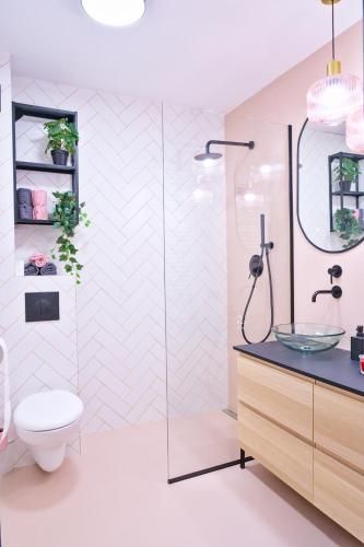 a bathroom with a toilet and a glass shower at Apartament Alina 25 in Biała Podlaska