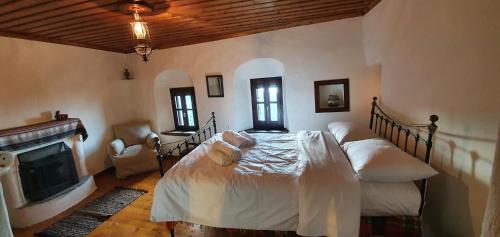 Ένα ή περισσότερα κρεβάτια σε δωμάτιο στο Archontiko Mansion Porteli Αρχοντικο Πορτελι