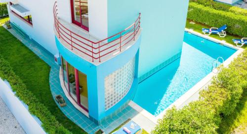 vista sul tetto di un edificio con piscina di Villa Marina ad Albufeira