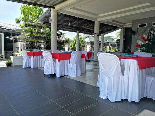 ein Satz Tische und Stühle auf einer Terrasse in der Unterkunft Cottage Garden in Penampang