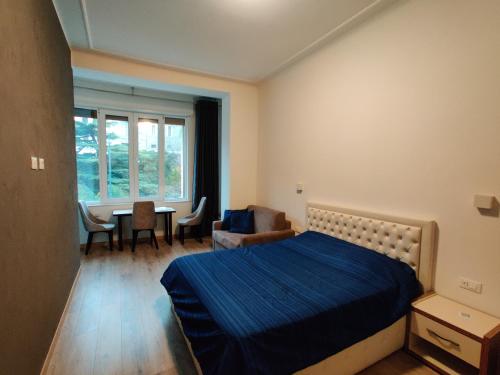 een slaapkamer met een bed en een tafel en stoelen bij B&B Crocevia in Trieste