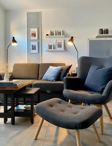 a living room with a couch and chairs and a table at Appartement Sterne in Senftenberg