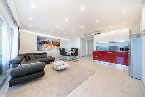 Il comprend un grand salon avec un canapé et une cuisine. dans l'établissement Frontière Monaco, Terrasse, Vue Mer, Parking - AB, à Beausoleil