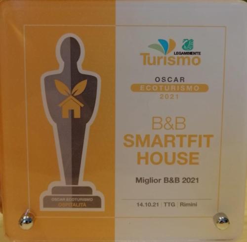 a sign for a bba award house at B&B SMARTFIT HOUSE - Room & Relax in Pescara in Pescara