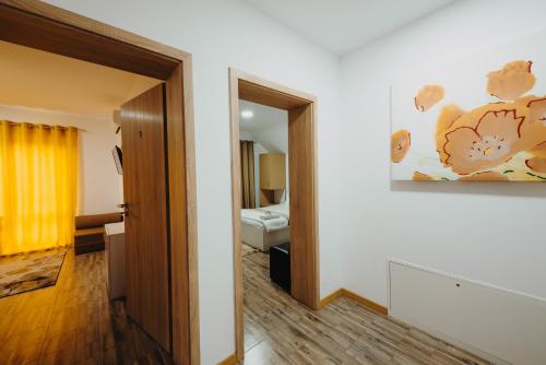 a room with a hallway with a room with a bathroom at Pensiunea Smiley in Turda