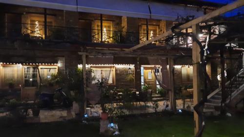 Taman di luar Pansion Anastasia